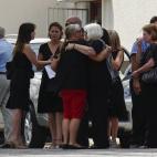 Varias personas asisten al funeral de la modelo Reeva Steenkamp en el crematorio Victoria Park, en Port Elizabeth
