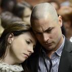Los hermanos de Pistorius durante la vista