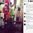 "Hay amor en el mundo. ¡Una dulce mujer nos abrió su casa y nos dio comida, refugio y cerveza! Nuestro hotel está cerrado. No podemos ir allí. Muy asustada. Rezando". Con este mensaje, explicaba Ali Hatfield cómo una mujer cedió su casa a ...