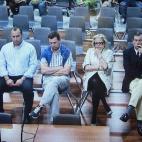 Imagen tomada del monitor de la sala de prensa de la Audiencia de Málaga, de la tonadillera Isabel Pantoja (i). Julián Muñoz (d) y Maite Zaldívar (3d).