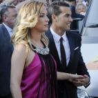 El jugador del F.C. Barcelona Pedro Rodríguez junto a su pareja