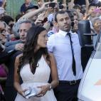 El jugador argentino del F.C. Barcelona Javier Mascherano junto a su pareja