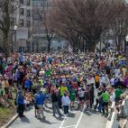 Los corredores son evacuados de la zona de carrera tras las dos explosiones.
