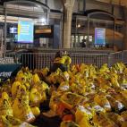 Las bolsas de avituallamiento abandonadas tras las explosiones en la maratón.