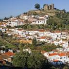 Ver más fotos de Cortegana Por ejemplo a Cortegana, en la Sierra de Aracena (Huelva). Aquí, además de disfrutar de un precioso pueblo, estarás en uno de los destinos por los que pasa la Ruta del Jabugo. Por supuesto, pasear por sus calles ...