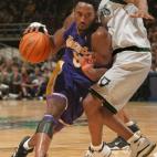 12/17/99, Timberwolves vs. L.A. Lakers. -- The Lakers Kobe Bryant drives around the Wolves Anthony Peeler in second-half action. Bryant scored 28 points to lead the Laker scoring.(Photo By MARLIN LEVISON/Star Tribune via Getty Images)