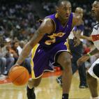 Los Angels Lakers' Kobe Bryant drives to the basket against the Charlotte Bobcats at the Bobcats Arena in Charlotte, North Carolina, Friday, December 29, 2006. The Bobcats defeated the Lakers 133-124. (Photo by Jason E. Miczek/Charlotte Observe...