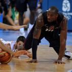 (HR) ABOVE: Kobe Bryant scrambles for the ball against Spain's Juan Carios Mavarro in the second half of the game. The U.S. men's basketball team won the gold medal at the Beijing 2008 Olympic Games with a 118-107 victory over Spain Sunday after...