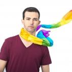 "Mostrar la bandera del arcoíris o manifestar tu orientación sexual puede suponer hostigamiento e incluso la cárcel en países como Camerún o Uganda", denuncia Amnistía Internacional.