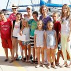 La Reina Sofía (3 por la derecha) con Letizia (dcha.), la infanta Elena ( segunda izda.) y, de izquierda a derecha, los nietos de los Reyes, Felipe Juan Froilán y Victoria Federica (hijos de Elena y Jaime de Marichalar); Irene, Juan Valentin (...