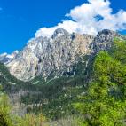 Alto Tatra es una reserva de osos pardos, que ahora est&aacute;n casi extinguidos en la mayor parte de Europa. Adem&aacute;s de observar la vida salvaje, los viajeros pueden disfrutar ascendiendo a la cima del pico m&aacute;s alto de Eslovaquia,...