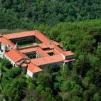 El primer documento escrito en el que aparece el nombre de este antiguo monasterio es del año 921, cuando el rey Ordoño II autoriza al abad Franquila a reconstruir el edificio, por lo que sus orígenes son aún más antiguos (se cree que se re...