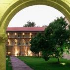 Una de las características por las que muchos eligen Paradores es por su silencio, y este le añade su capacidad para que los huéspedes se reencuentren consigo mismos. Santo Estevo es paz y tranquilidad, un lugar en el que desconectar del mund...