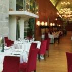 Hablar de Galicia es hacerlo de tradición culinaria y en el parador se encuentra uno de los referentes de la zona. En el restaurante Dos Abades, con un 9,2 de valoración en El Tenedor, triunfan carnes y pescados por igual. Debajo de su majestu...