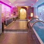 Porque uno no se relaja sólo con la ausencia de ruidos, tienes la opción de ponerte a remojo con un spa cuidado hasta el último detalle. Puedes completar el circuito básico con tratamientos que van desde el baño de burbujas hasta todo tipo ...