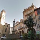 Estar en medio del bosque no te impide realizar excursiones, esa es una de las mejores cosas que tiene. Ni siquiera su acceso es complicado por carretera. Por la zona, a escasa distancia en coche, puedes ver Monforte de Lemos y sus monasterios, ...