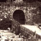 Desde el primer momento en el que pisas el parador sientes algo distinto, una mezcla de respeto y embrujo. Imponen las tumbas que conforman el pequeño cementerio que hay a la entrada, su piedra de apariencia siempre mojada con tonos verdes y lo...