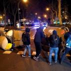 Encapuchados tras los cubos son vigilados por los Mossos