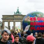 Un gran planeta en las protestas de Berl&iacute;n.