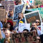 J&oacute;venes en las calles de Edimburgo.