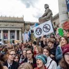 Las calles de Varsovia se han llenado de j&oacute;venes tambi&eacute;n.