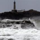 Una ola rompe sobre la playa de Somo, en la bahía de Santander.