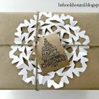 Papel y tijeras para crear un adorno. Por si no te acuerdas cómo se conseguía el efecto, aquí tienes un link a un sencillísimo tutorial