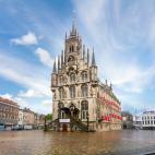 El ayuntamiento de la localidad holandesa de Gouda, en medio de la plaza del mercado.