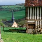 Camembert es una comuna francesa del departamento del Orne en la regi&oacute;n de la Baja Normand&iacute;a. Es una tierra mezcla de pastos y bosques.