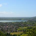 La ciudad brit&aacute;nica de Cheddar, famosa por el tipo de queso que producen, con su lago al fondo.