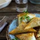 Crujientes de pasta brick con espinacas y queso azul