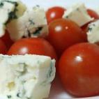 Ensalada de tomatitos cherry con queso roquefort