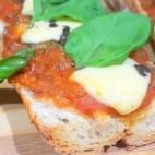 Paninis caseros con tomate frito y queso