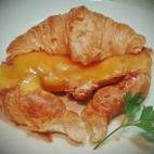 Croissant relleno de paté y queso cheddar