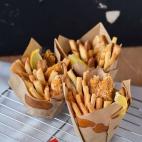 ¡No les eches ketchup a estas fish and chips! Están hechas con crema pastelera de limón, chocolate blanco y crema batida.