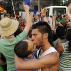 Una pareja gay se besa al paso de Benedicto XVI en el "papamóvil", de camino a Cibeles en Madrid. Fue el 18 de agosto de 2011.