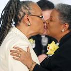 Darlene Garner y Candy Holmes (derecha), ambas al frente de iglesias de la Metropolitan Community Churches, se besan en el primer día de matrimonio gay, en marzo de 2010.