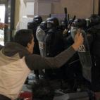 Un manifestante grita a la policía