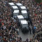 Los manifestantes rodean a las furgonetas de la policía