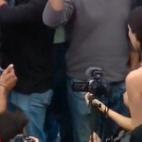 Un manifestante se quita la camiseta en la protesta