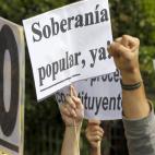 Manifestantes portan pancartas pidiendo más soberanía.