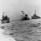 Un dragaminas de EEUU, afectado por una explosi&oacute;n, en aguas de Normand&iacute;a.