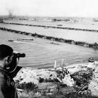 Un soldado de EEUU, vigilando la costa tras asegurar su posici&oacute;n en suelo franc&eacute;s.