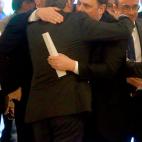 Abrazo entre Junqueras y Torra.