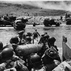 Desembarco de soldados norteamericanos, visto desde el mar.