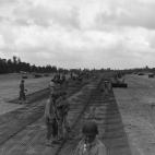 El trabajo de los ingenieros, indispensable para avanzar por las dunas.