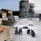 Farmer Raymond Bertot, quien tenía 19 años cuando las tropas aliadas desembarcaron en 1944, camina por donde lucharon las tropas del Ejército de EE.UU cerca de la playa en Les Dunes de Varreville.