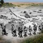 Los turistas pasan por el mismo camino que hace 70 años transitaron las fuerzas del Ejército de EEUU en Colleville-sur-Mer, Francia.