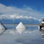 Posiblemente, de todos los salares del mundo el de Uyuni sea el más famoso. Y no es de extrañar, ya que es el más grande de todos con más de 10.000 kilómetros cuadrados. Además, es la mayor reserva de litio del planeta y durante algunos me...