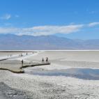 En el Parque Nacional del Valle de la Muerte se encuentra este salar, el punto más bajo de América del Norte con 86 metros de profundidad. Y allí, en la cuenca, es donde desembocan varios arroyos y se acumulan las sales que forman este rincon...